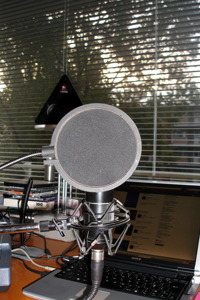 How does it work to record podcast audio clearly?