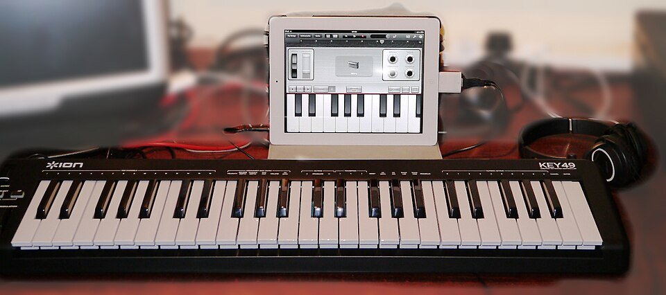 What is the best way to connect a midi keyboard?